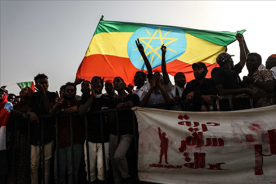 آلاف السودانيين يختتمون مظاهرات "العدالة أولا"