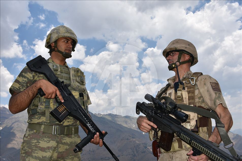 Baba oğul omuz omuza vatan nöbetinde