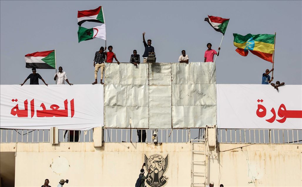 آلاف السودانيين يختتمون مظاهرات "العدالة أولا"