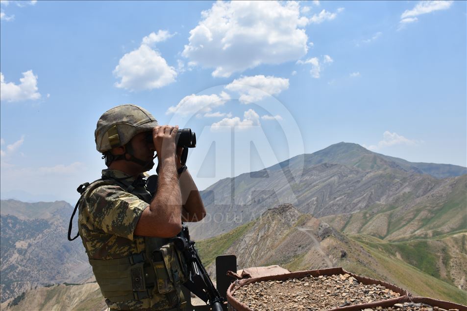 Baba oğul omuz omuza vatan nöbetinde