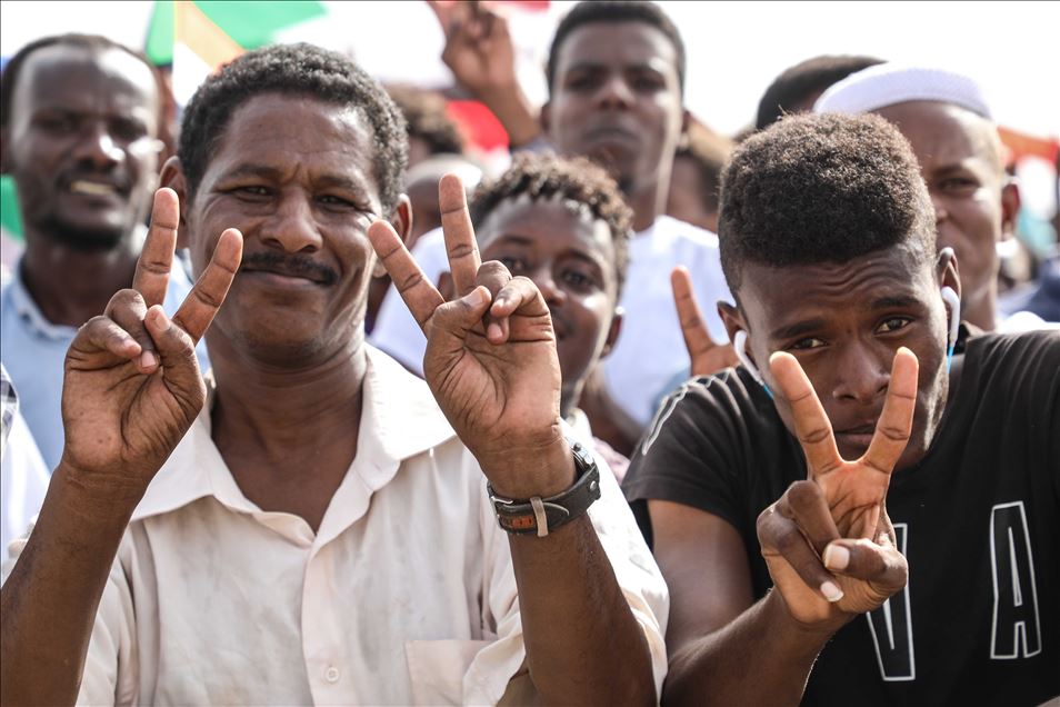 آلاف السودانيين يختتمون مظاهرات "العدالة أولا"
