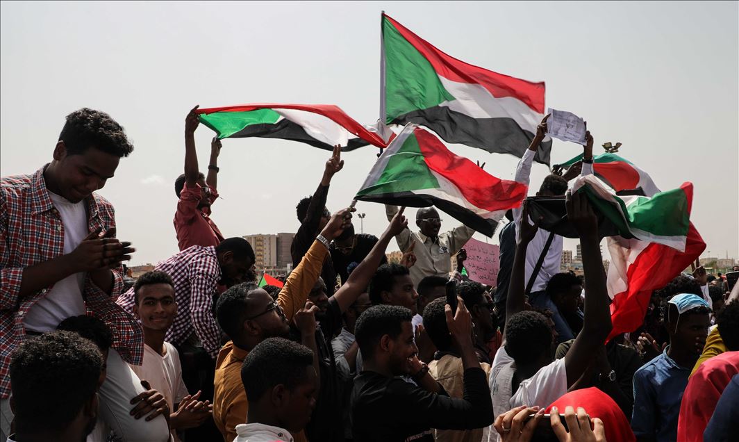 آلاف السودانيين يختتمون مظاهرات "العدالة أولا"
