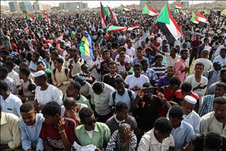 آلاف السودانيين يختتمون مظاهرات "العدالة أولا"