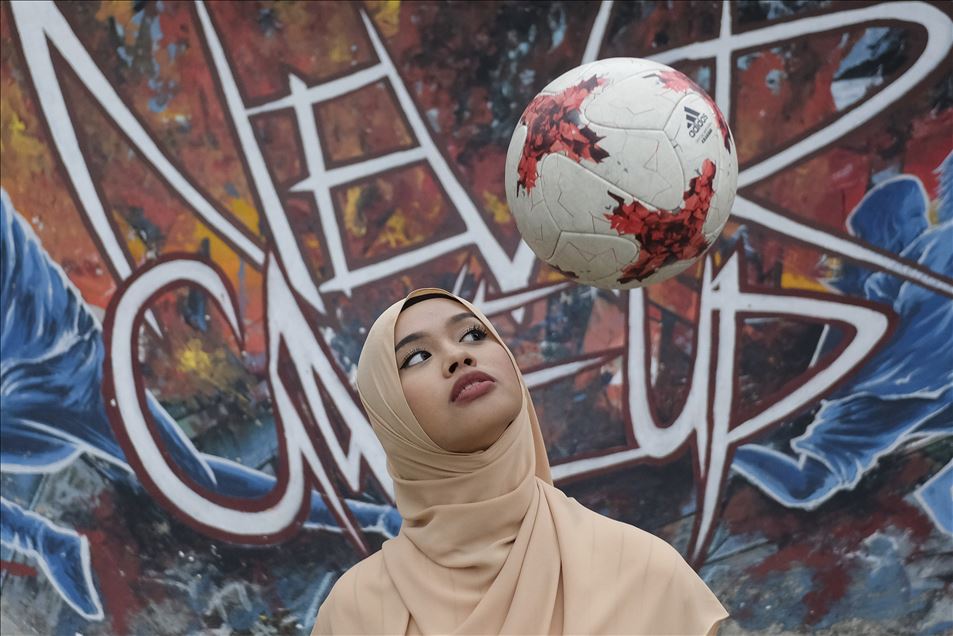Malezyalı kadın futbolcu sıra dışı tarzıyla ilgi görüyor