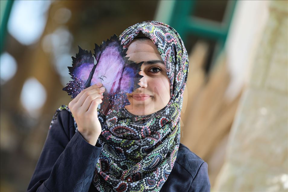 Filistinli genç kız asma yapraklarını sanat eserine dönüştürüyor
