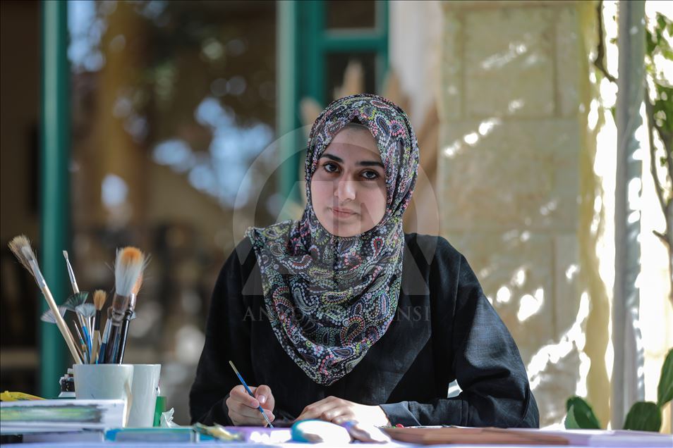 Filistinli genç kız asma yapraklarını sanat eserine dönüştürüyor
