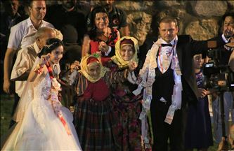 مصارعة "الزفاف".. موروث تركي يبهر السياح