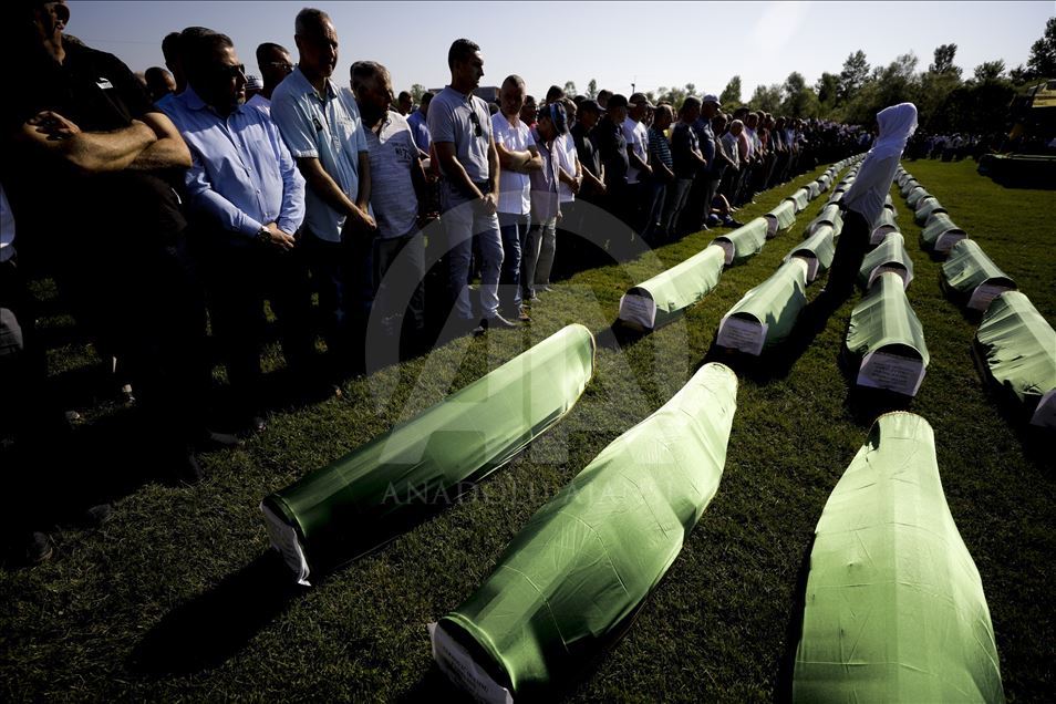 آثار حرب البوسنة.. دفن رفات 86 ضحية في مدينة "برييدور"
