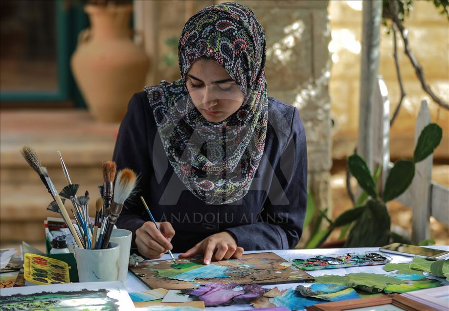 Palestinian girl turns grape leaves into pieces of art