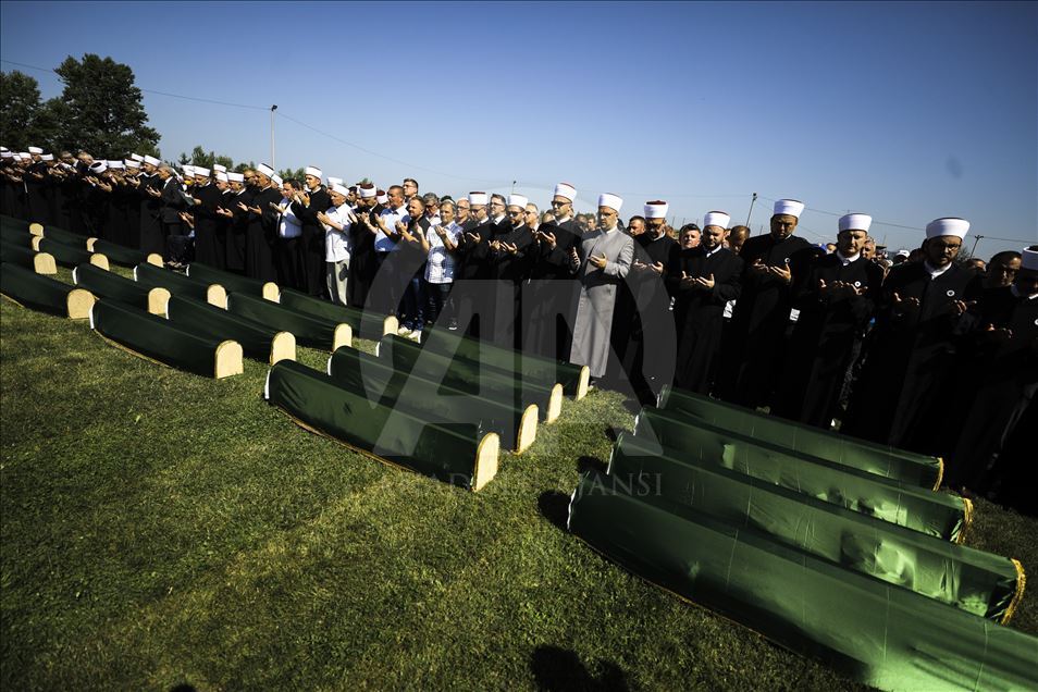 آثار حرب البوسنة.. دفن رفات 86 ضحية في مدينة "برييدور"
