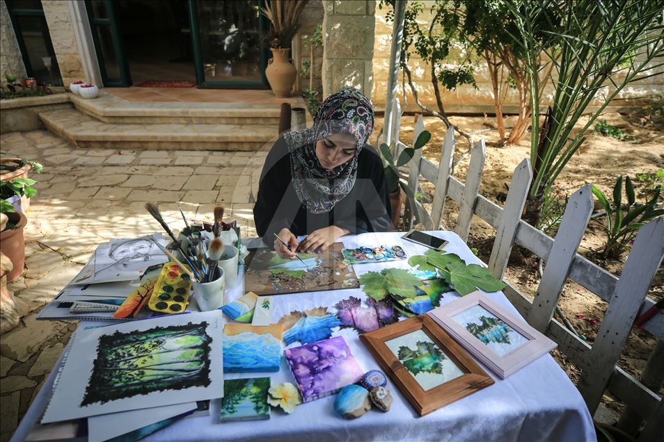 Palestinian girl turns grape leaves into pieces of art