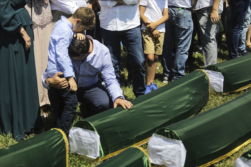 Bosnia despide a 86 víctimas de la guerra de los Balcanes