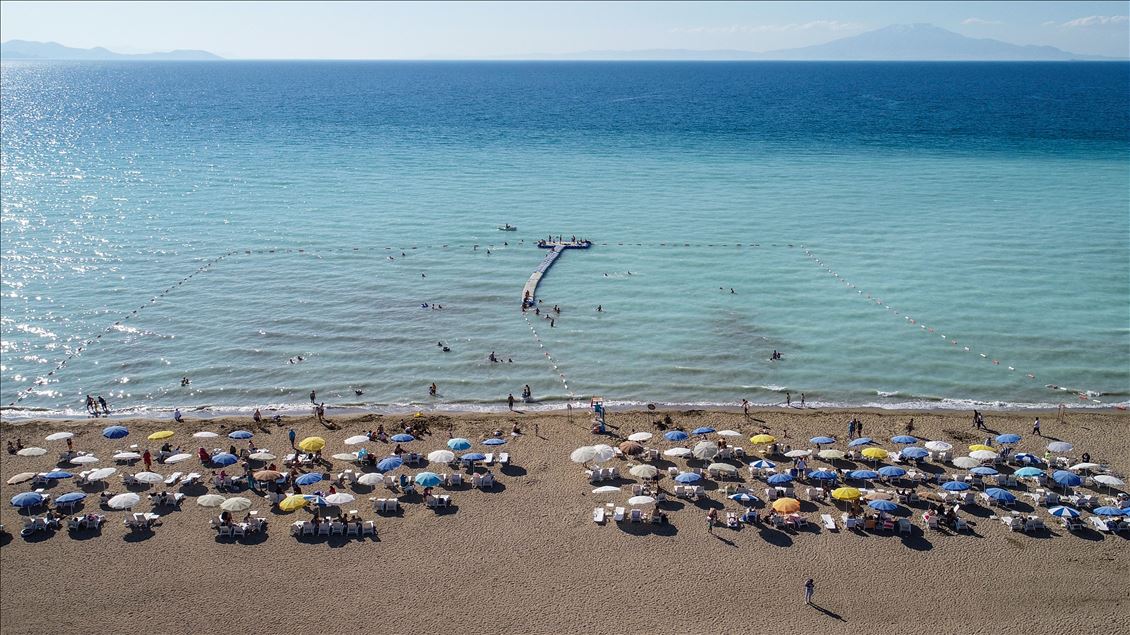 Weekend Crowd at Lake Van beach