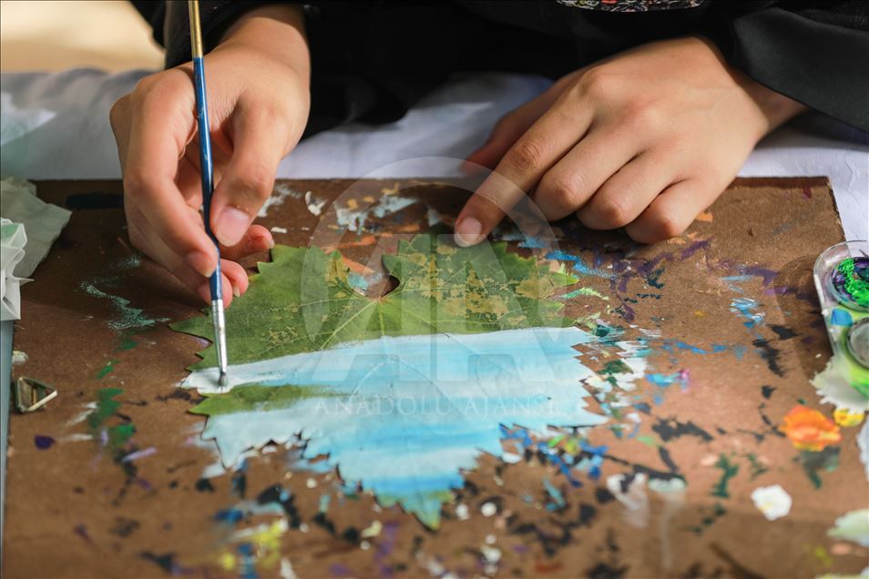 Palestinian girl turns grape leaves into pieces of art