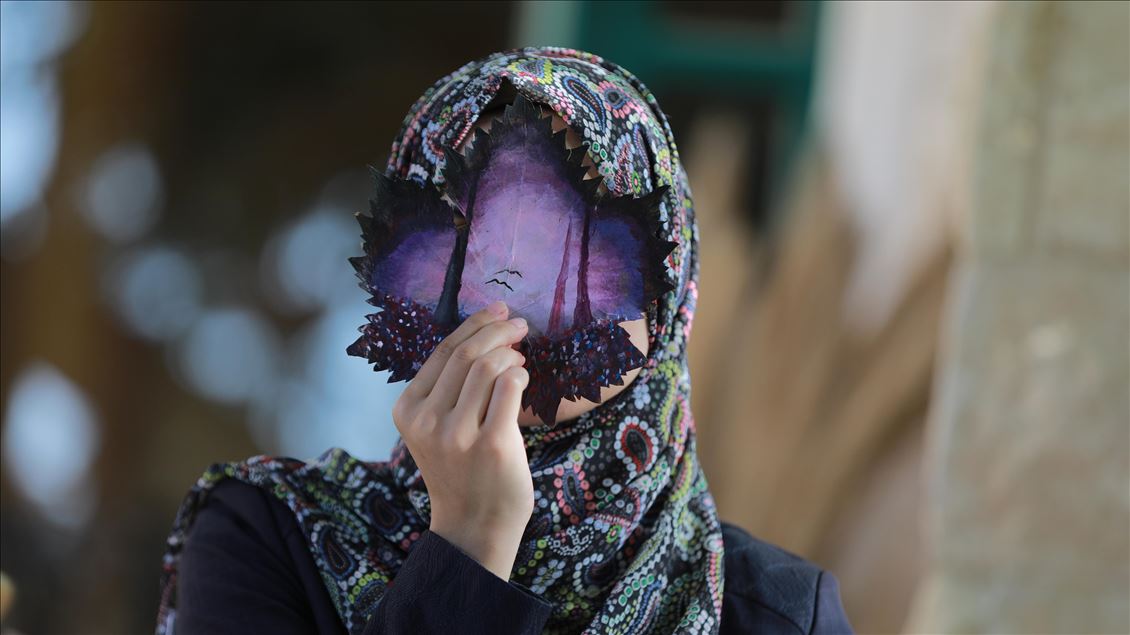 Palestinian girl turns grape leaves into pieces of art