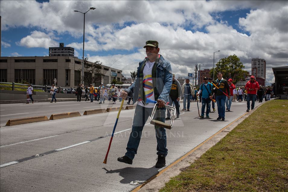 Más de 2 mil militares en retiro protestan en Bogotá