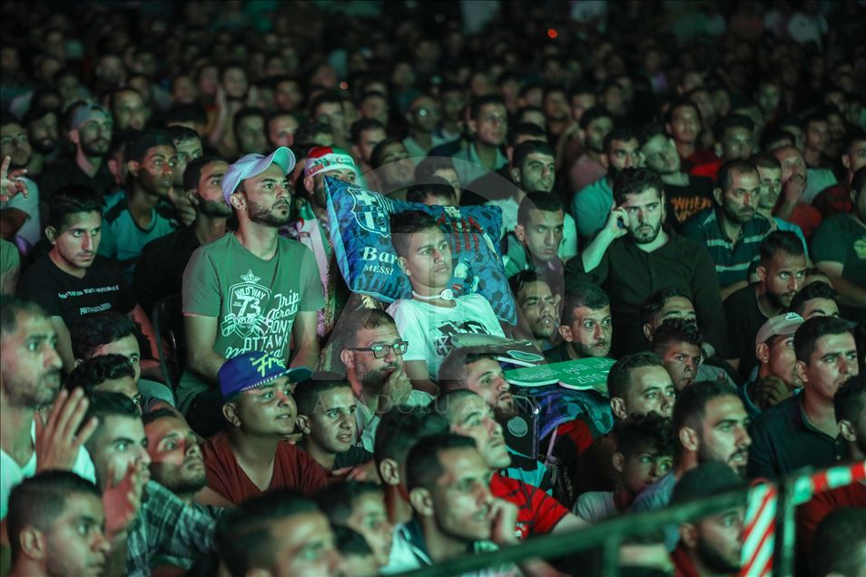 فلسطينيون في غزة يشجعون منتخب "الجزائر"