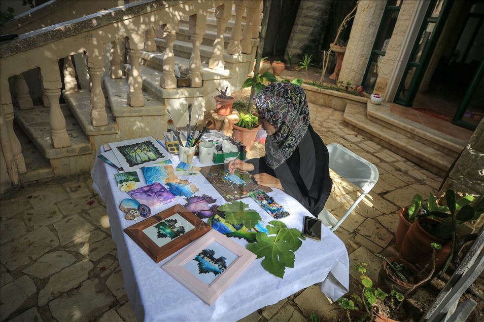 Palestinian girl turns grape leaves into pieces of art