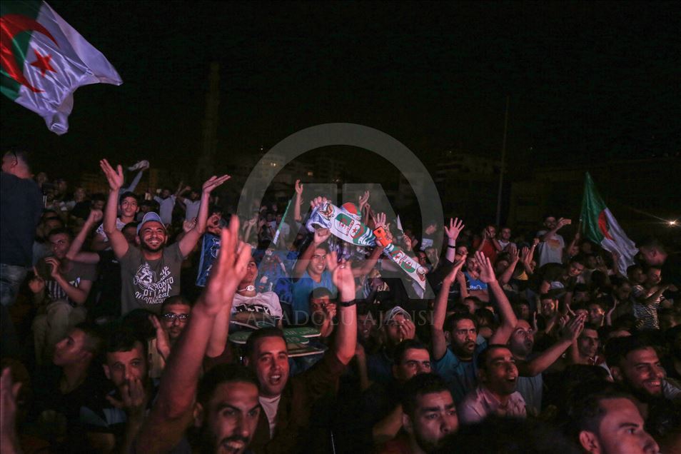 فلسطينيون في غزة يشجعون منتخب "الجزائر"
