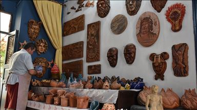 Çamur, taş ve ahşabı sanat eserine dönüştürüyor