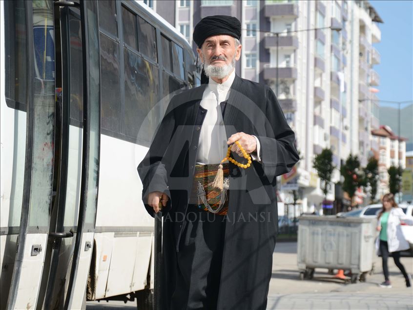 التركي نجاتي.. ثمانيني حوله صوته العذب إلى سفير لولايته