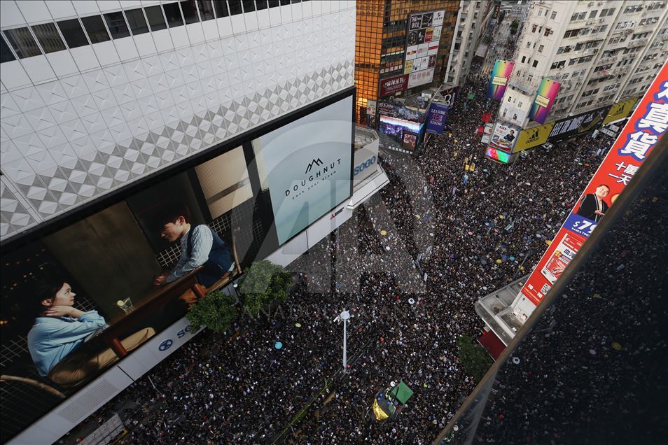 Hong Kong'da halk Çin'e iade yasasını protesto için tekrar sokaklarda