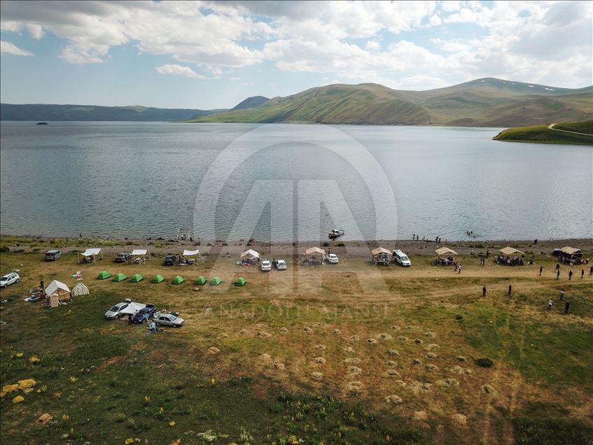 بحيرة "السمك" بتركيا.. غطس في الأعماق وتأرجح فوق المياه