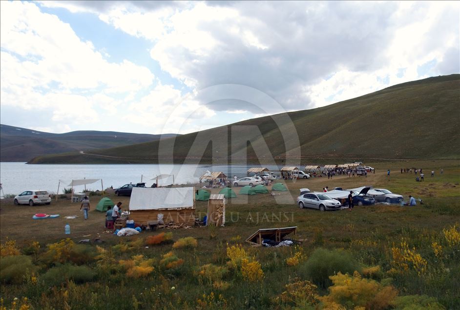 بحيرة "السمك" بتركيا.. غطس في الأعماق وتأرجح فوق المياه