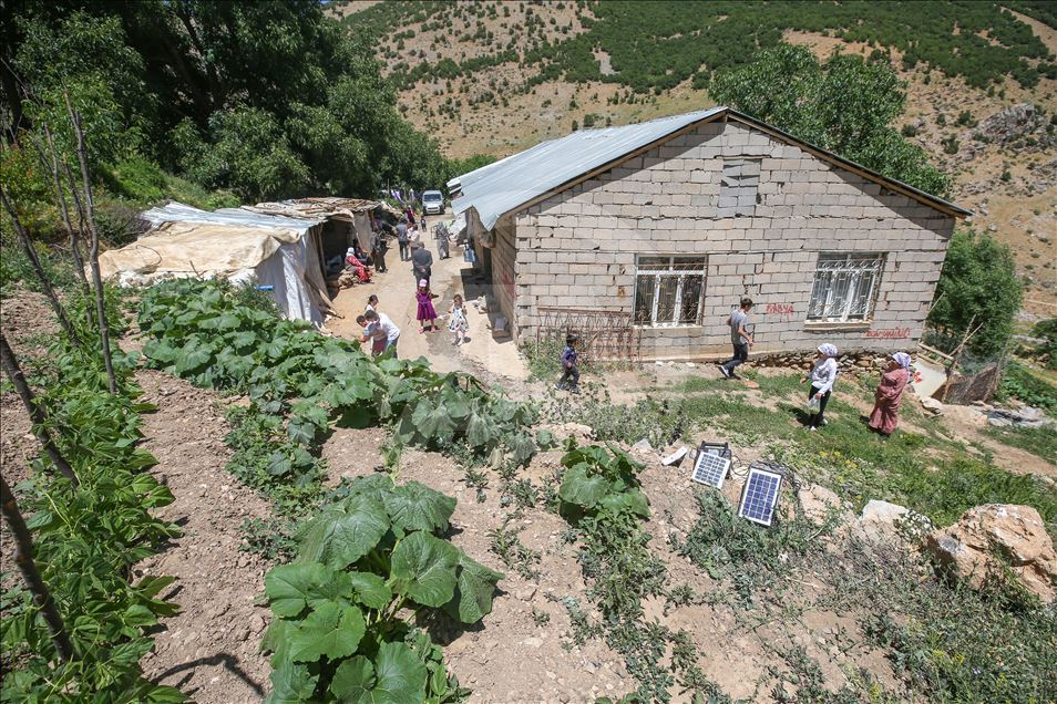 Terörden arındırılan mezralarında huzura kavuştular