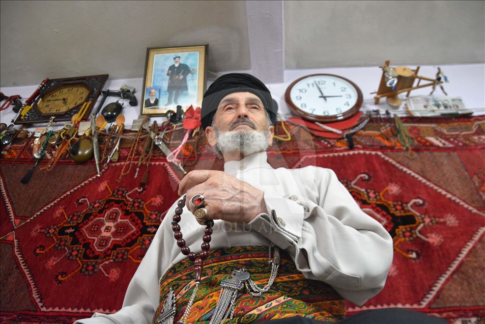 التركي نجاتي.. ثمانيني حوله صوته العذب إلى سفير لولايته