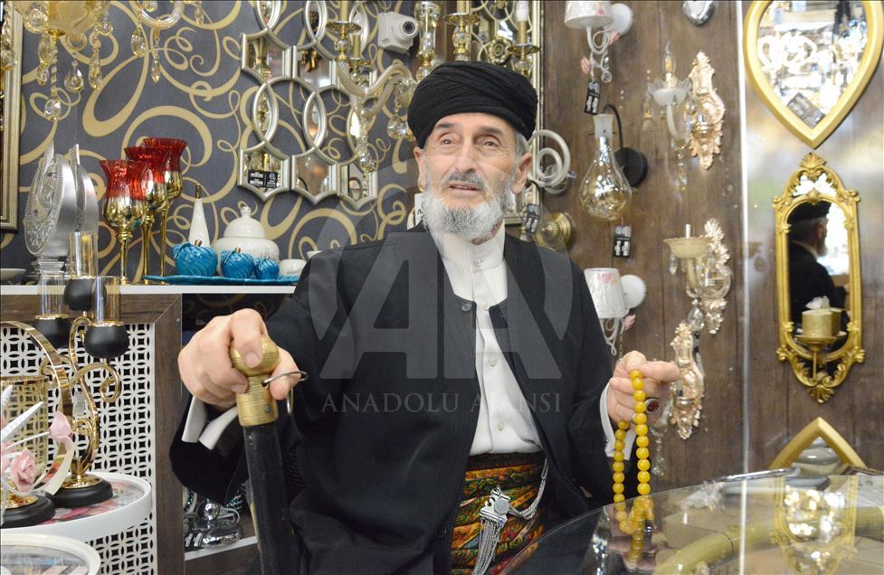 التركي نجاتي.. ثمانيني حوله صوته العذب إلى سفير لولايته