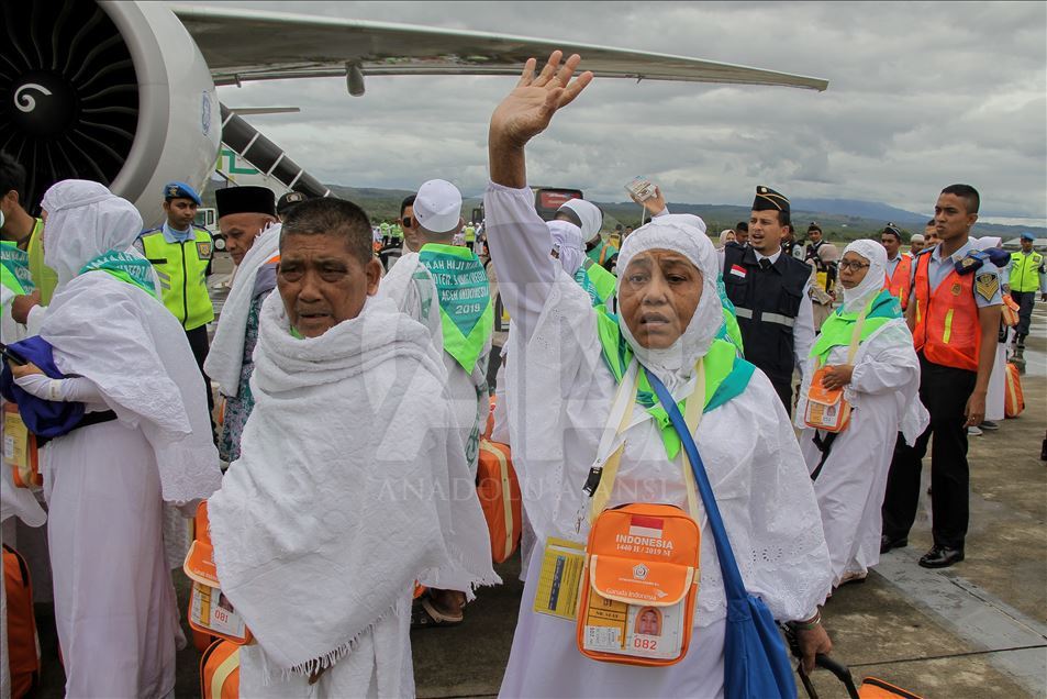 Endonezya'da hacı adayları kutsal topraklara uğurlandı