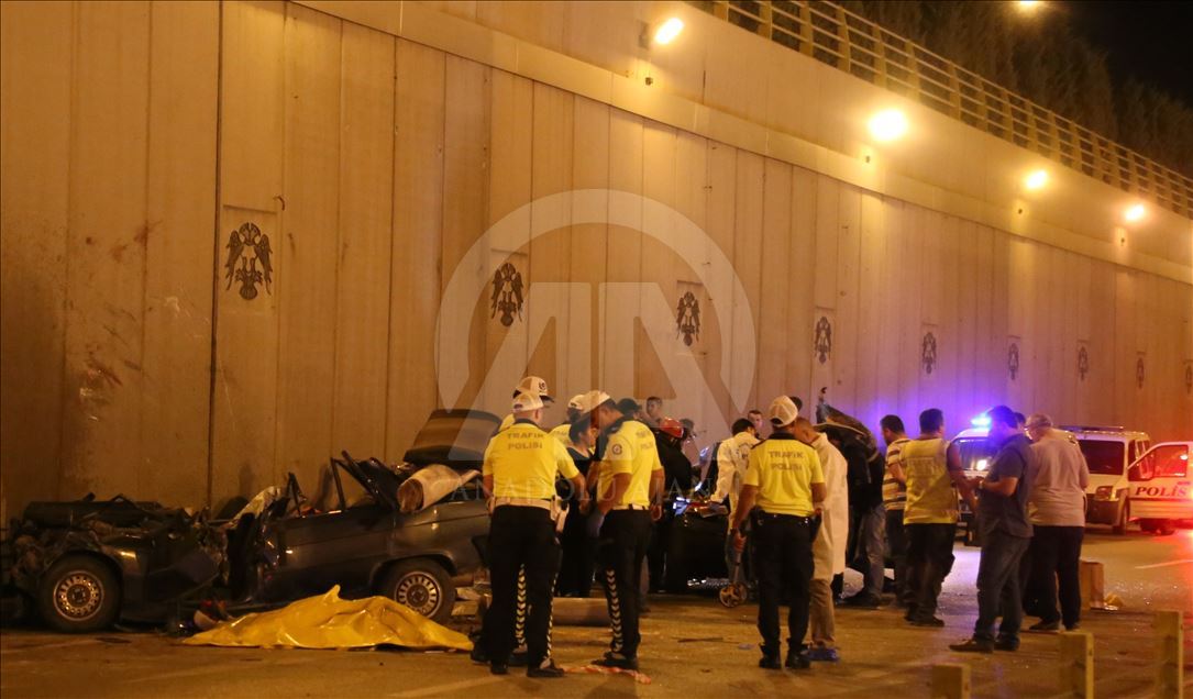 Konya'da iki otomobil çarpıştı: 7 ölü
