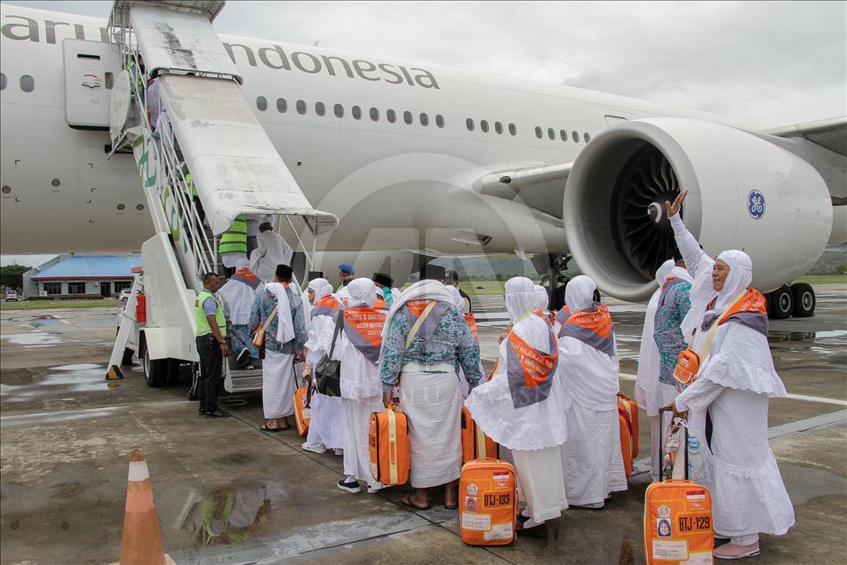Endonezya'da hacı adayları kutsal topraklara uğurlandı