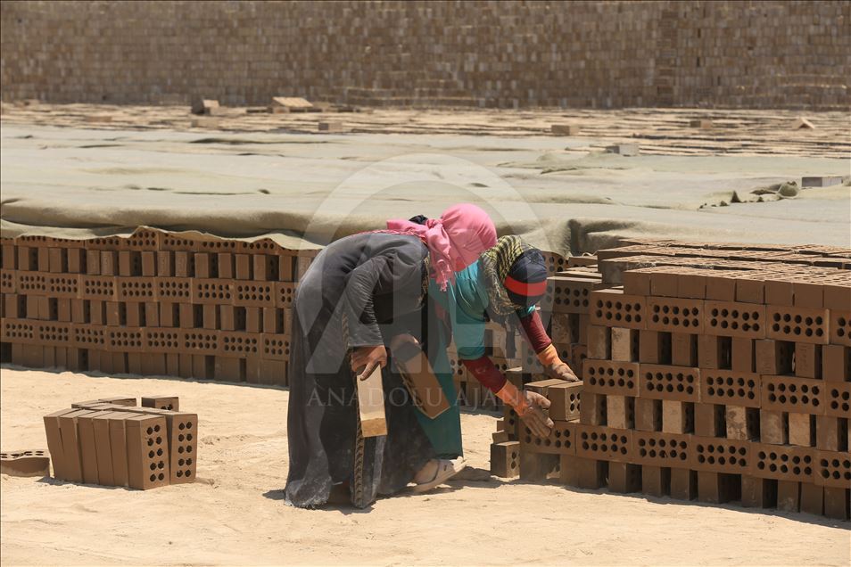 Irak’ın zorlu yaşamını omuzlayan kadın kerpiç işçileri