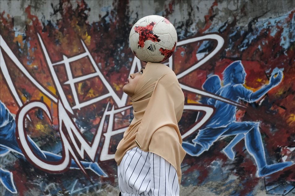 Qhouirunnisa Endang Wahyudi, una adolescente que realiza trucos de fútbol