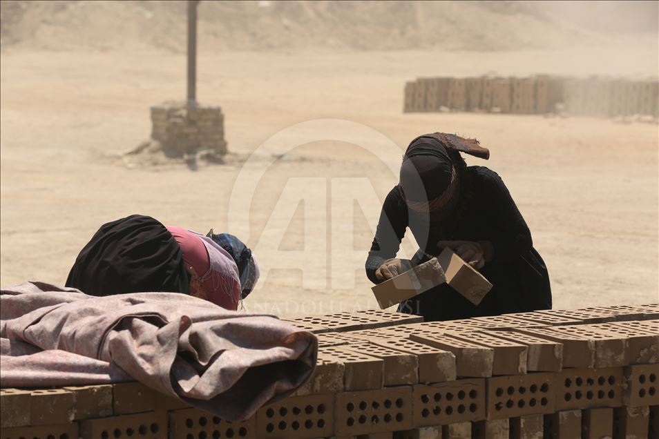 Irak’ın zorlu yaşamını omuzlayan kadın kerpiç işçileri