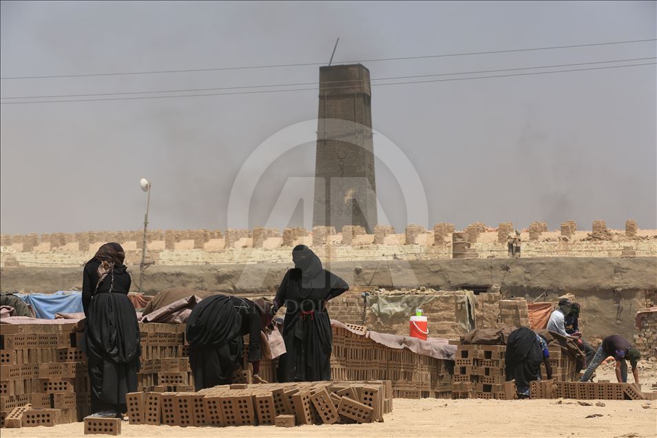 Irak’ın zorlu yaşamını omuzlayan kadın kerpiç işçileri