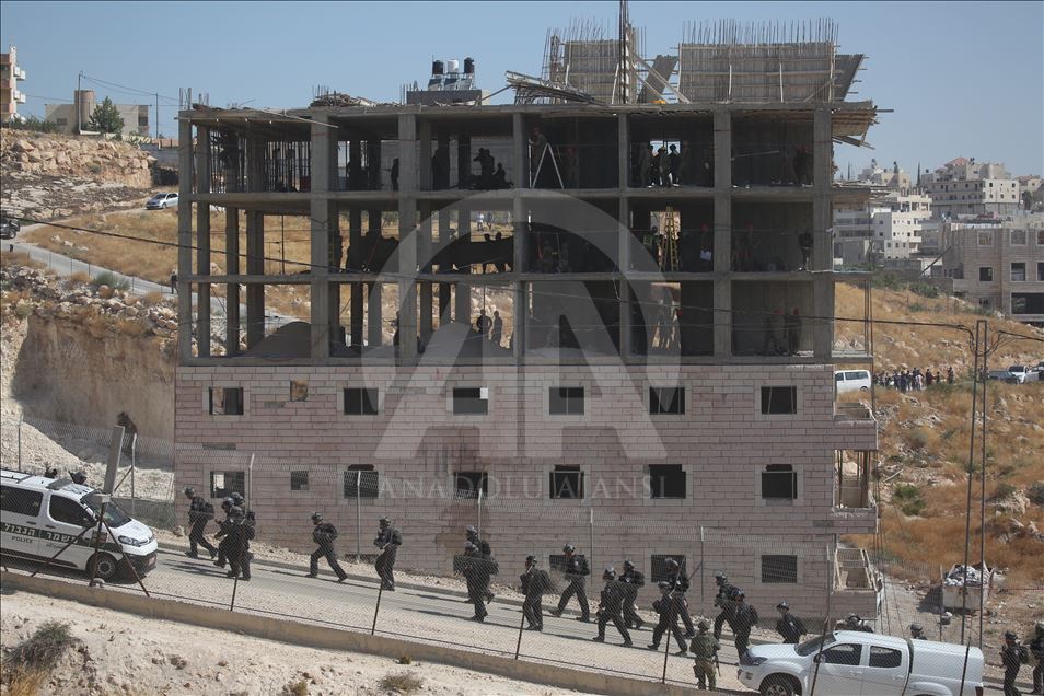 قوات إسرائيلية كبيرة تشرع بهدم منازل جنوبي القدس