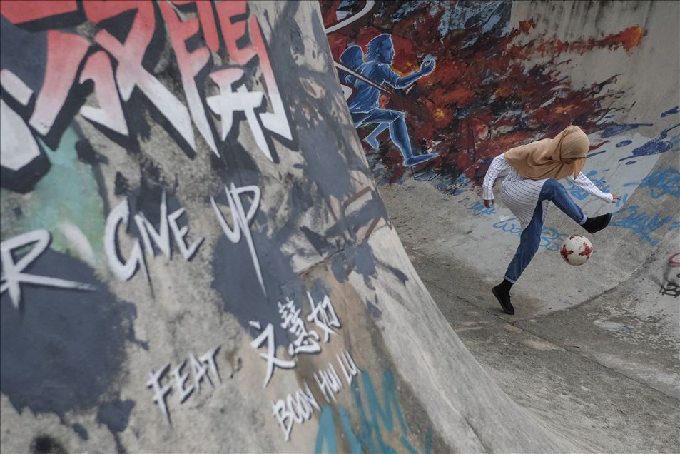 Qhouirunnisa Endang Wahyudi, una adolescente que realiza trucos de fútbol