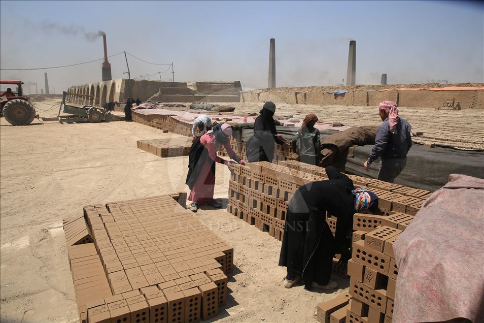Irak’ın zorlu yaşamını omuzlayan kadın kerpiç işçileri