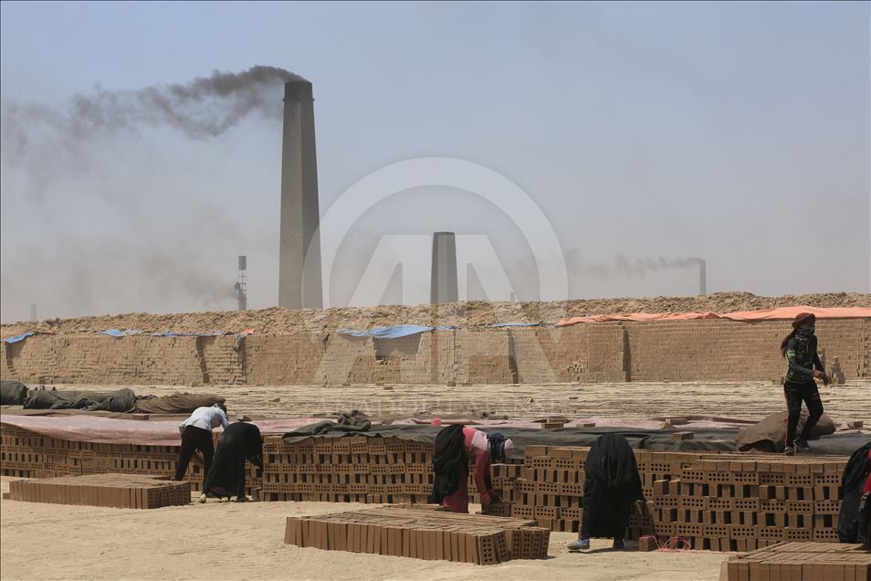 Irak’ın zorlu yaşamını omuzlayan kadın kerpiç işçileri