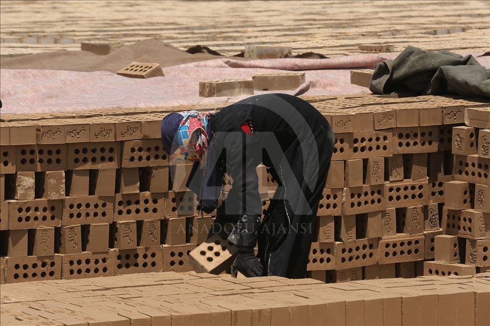 Irak’ın zorlu yaşamını omuzlayan kadın kerpiç işçileri