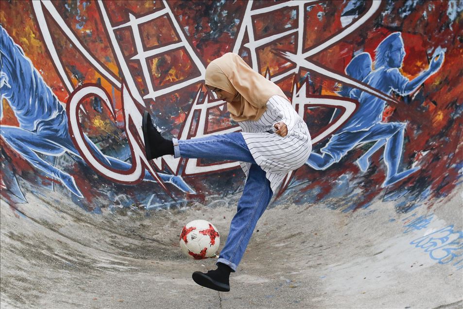 Qhouirunnisa Endang Wahyudi, una adolescente que realiza trucos de fútbol