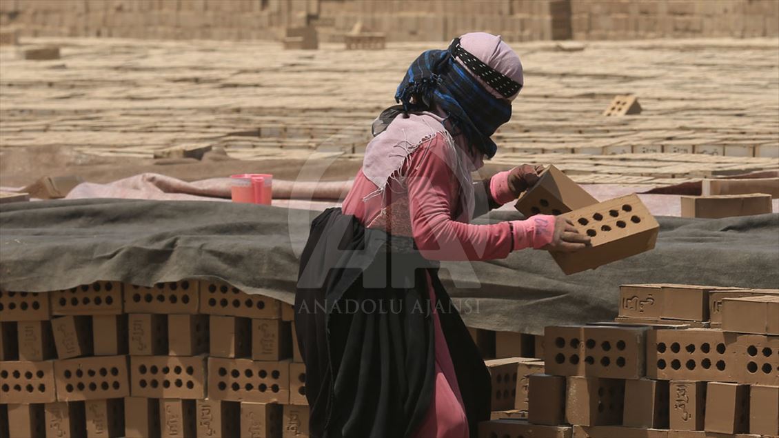 Irak’ın zorlu yaşamını omuzlayan kadın kerpiç işçileri