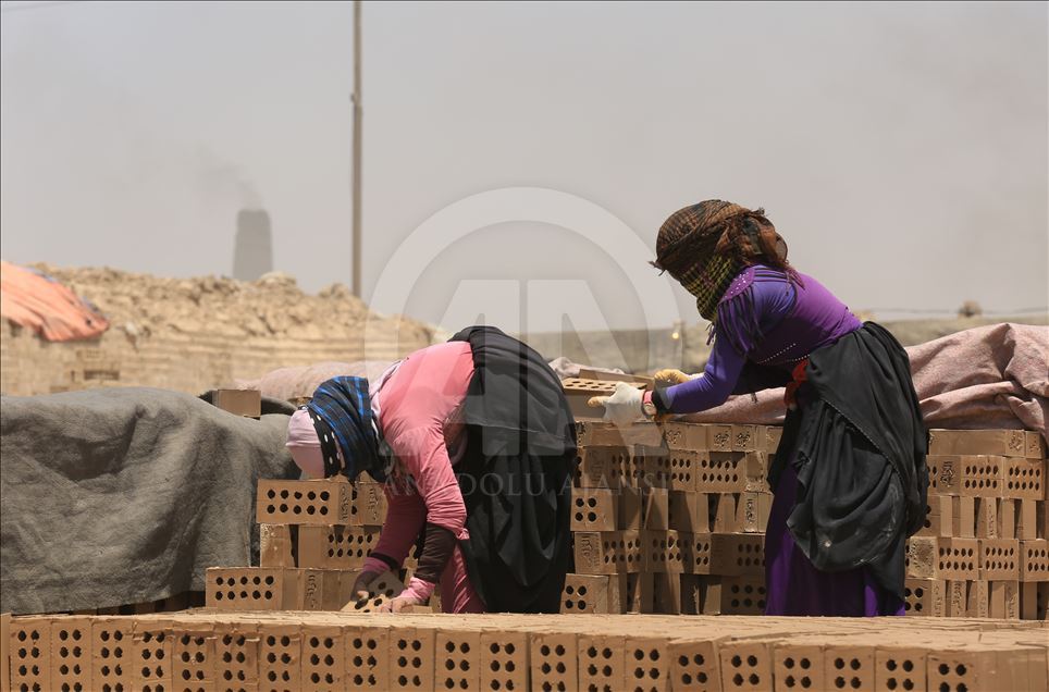 Irak’ın zorlu yaşamını omuzlayan kadın kerpiç işçileri