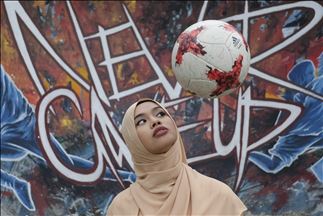 Qhouirunnisa Endang Wahyudi, una adolescente que realiza trucos de fútbol