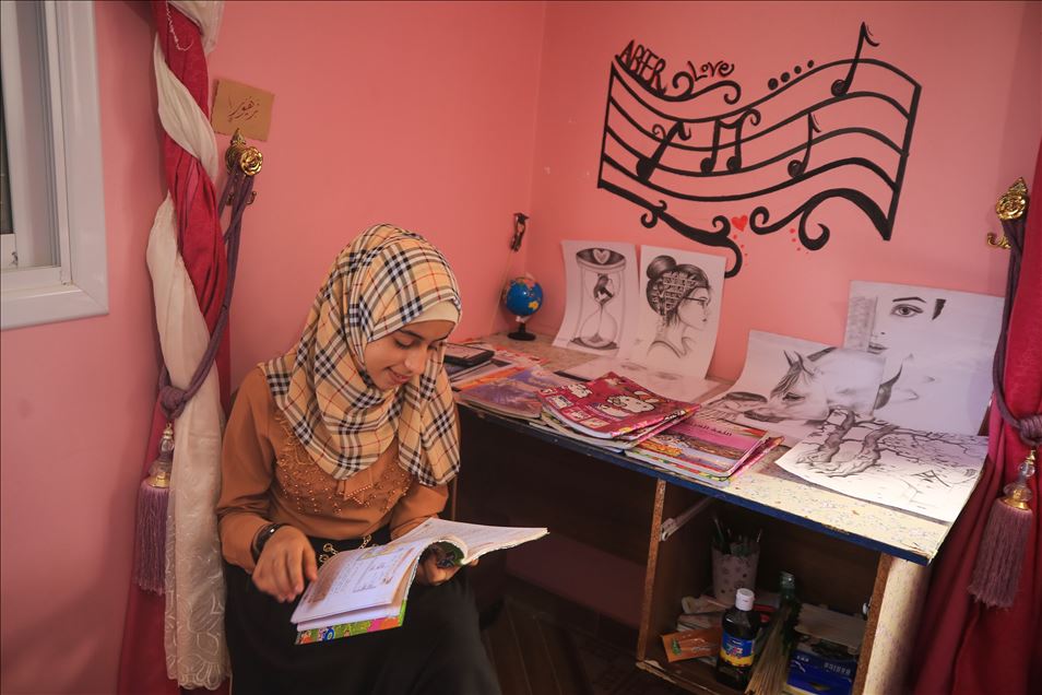 غزة.. التحقت بـ"الثانوية العامة" تشجيعا لابنتها فتفوّقت عليها
