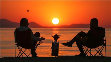 چشمانداز زیبای غروب آفتاب در ساحل دریاچه وان