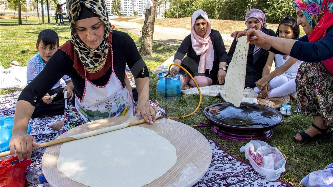 Diyarbakır'da mangal ateşleri "babaganuç" için yanmaya başladı